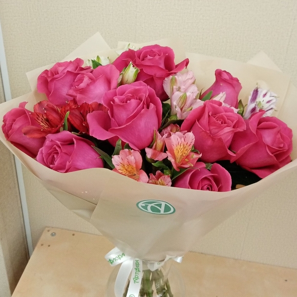 Букет из розовых эквадорских роз и альстромерии микс - M