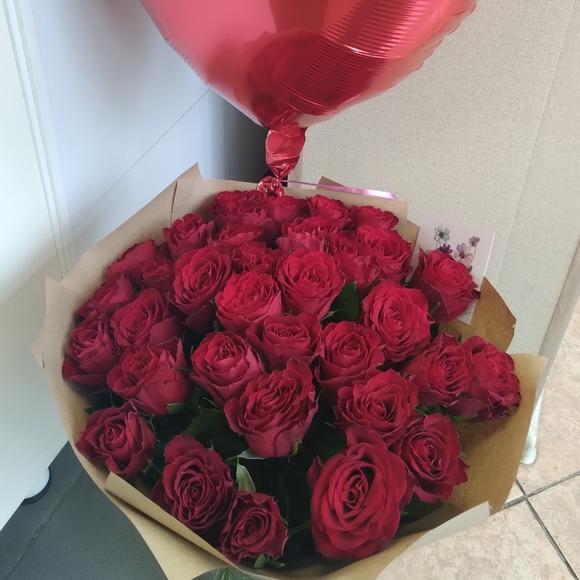Набор размер М+ с букетом 25 роз Кения (50 см)