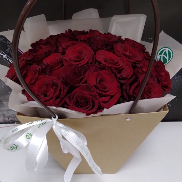 Цветочная сумочка с 35 красными розами (РФ)