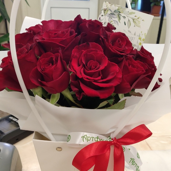 Цветочная сумочка с 15 красными розами (РФ)