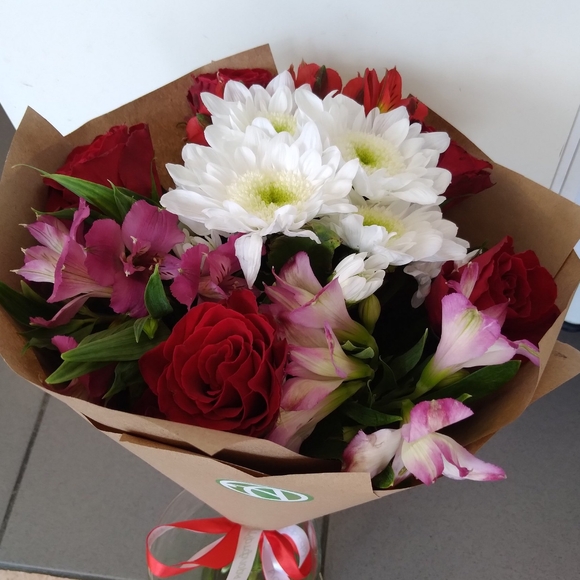Букет из красных роз, хризантем и альстромерии - S