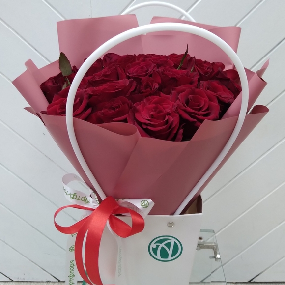 Цветочная сумочка с 15 красными розами (РФ)