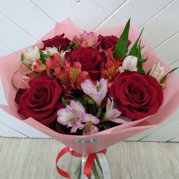 Букет из красных эквадорских роз и альстромерии микс - S