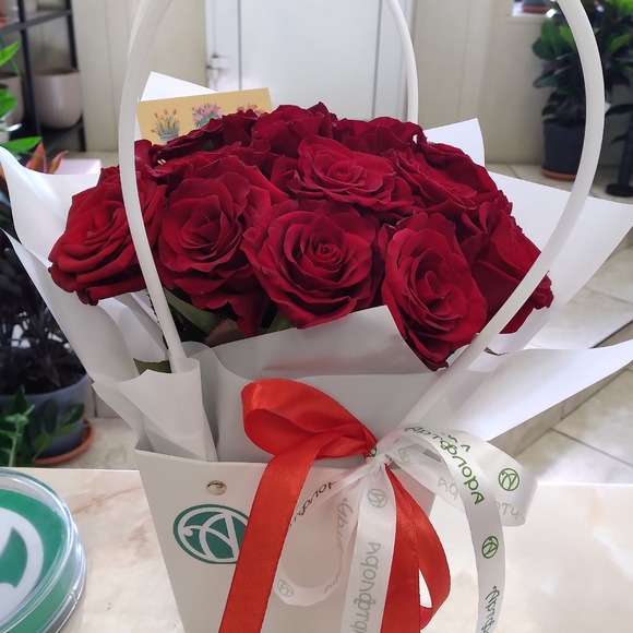 Цветочная сумочка с 15 красными розами (РФ)