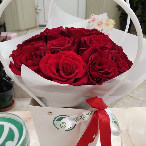 Цветочная сумочка с 15 красными розами (РФ)