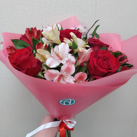 Букет из красных эквадорских роз и альстромерии микс - S