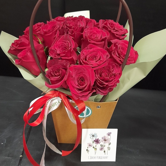 Цветочная сумочка с 15 красными розами (РФ)