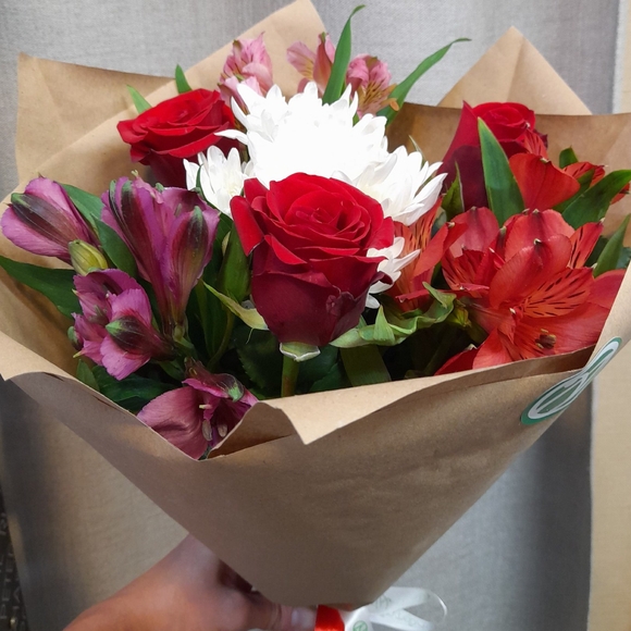 Букет из красных роз, хризантемы и альстромерии микс