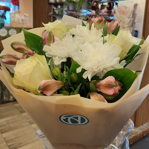 Букет из белых роз, хризантемы и альстромерии микс