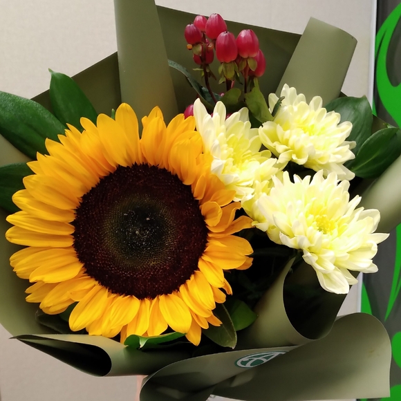 Букет из подсолнуха, хризантемы кустовой и хиперикума