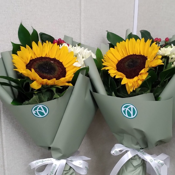 Букет из подсолнуха, хризантемы кустовой и хиперикума