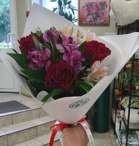 Букет из красных роз 50 см (Кения) и альстромерии микс