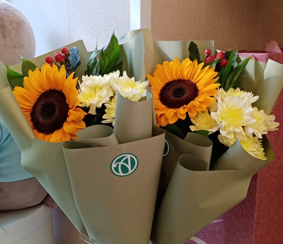 Букет из подсолнуха, хризантемы кустовой и хиперикума