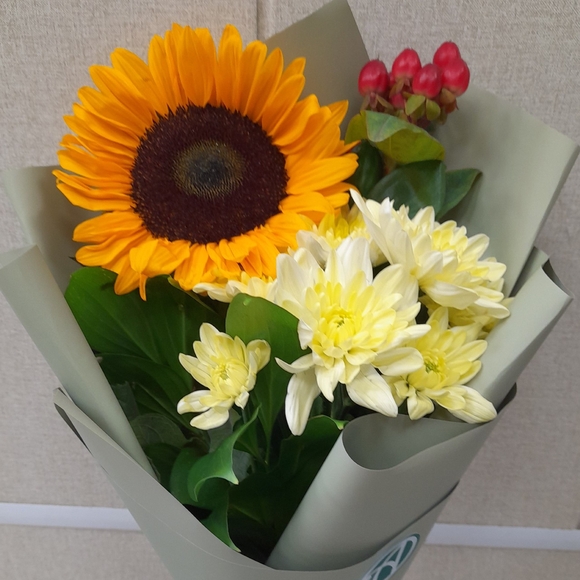 Букет из подсолнуха, хризантемы кустовой и хиперикума