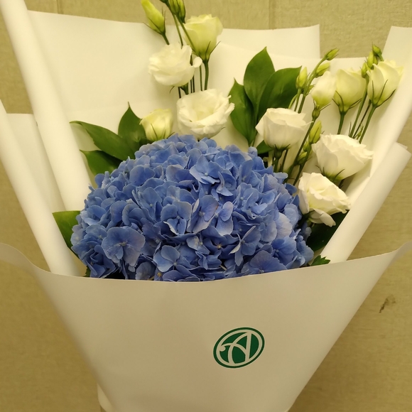 Букет из голубой гортензии и лизиантуса