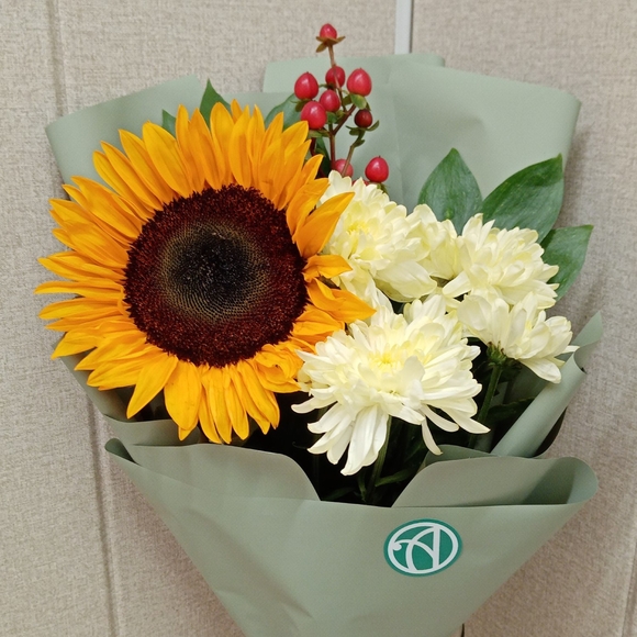 Букет из подсолнуха, хризантемы кустовой и хиперикума