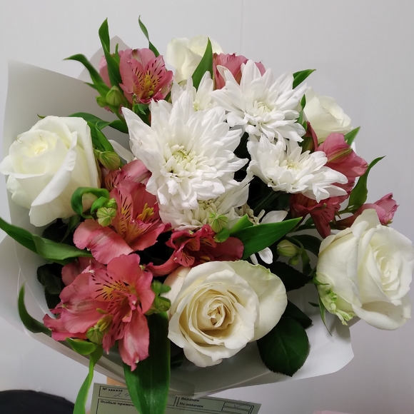 Букет из белых роз, хризантем и альстромерии - S