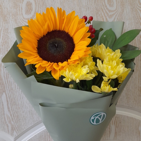 Букет из подсолнуха, хризантемы кустовой и хиперикума