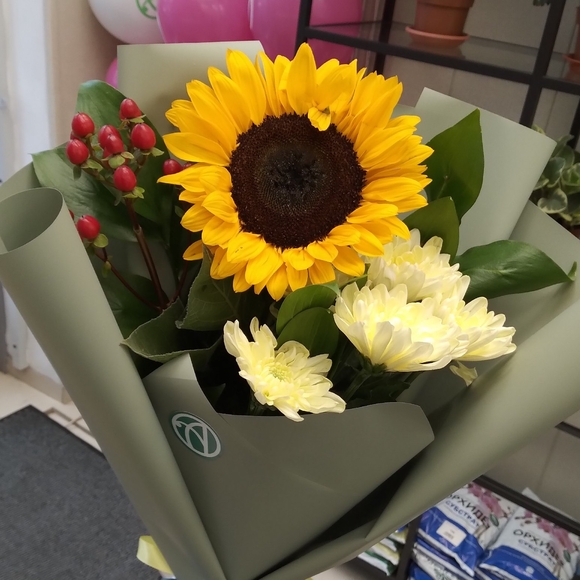 Букет из подсолнуха, хризантемы кустовой и хиперикума