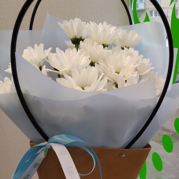 Цветочная сумочка с белой кустовой хризантемой