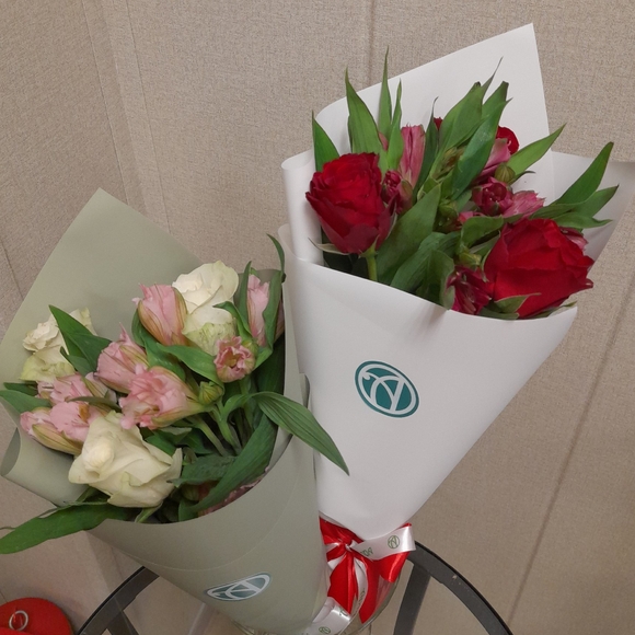 Букет из красных роз 50 см (Кения) и альстромерии микс