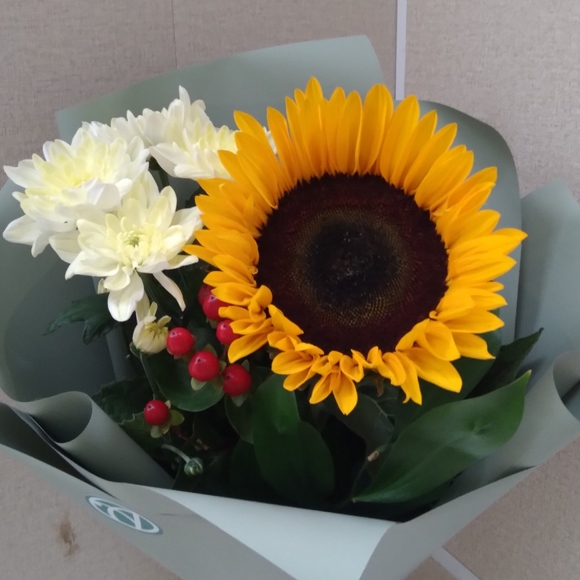 Букет из подсолнуха, хризантемы кустовой и хиперикума