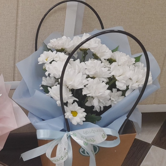 Цветочная сумочка с белой кустовой хризантемой