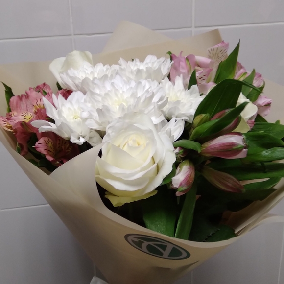 Букет из белых роз, хризантемы и альстромерии микс