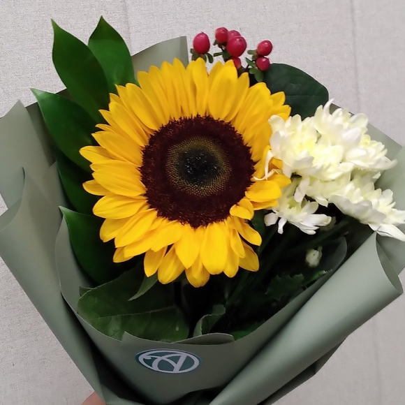 Букет из подсолнуха, хризантемы кустовой и хиперикума