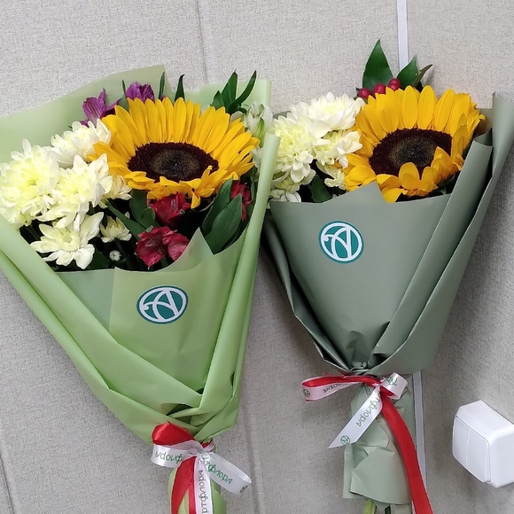 Букет из подсолнуха, кустовой хризантемы и альстромерии микс - S