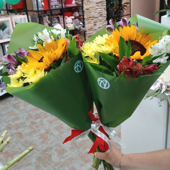 Букет из подсолнуха, кустовой хризантемы и альстромерии микс - S