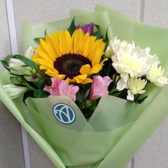 Букет из подсолнуха, кустовой хризантемы и альстромерии микс - S