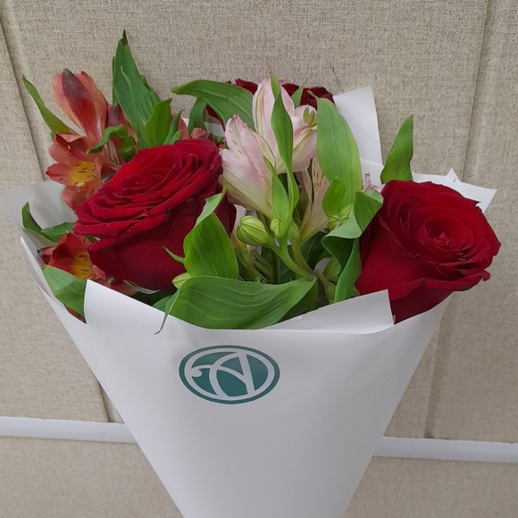 Букет из красных роз 50 см (Кения) и альстромерии микс