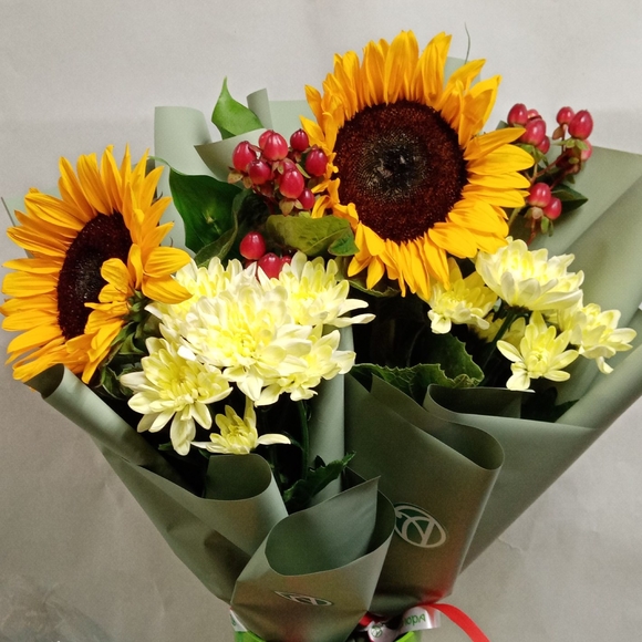 Букет из подсолнуха, хризантемы кустовой и хиперикума