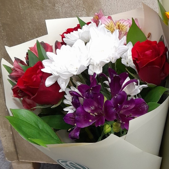 Букет из красных роз, хризантемы и альстромерии микс