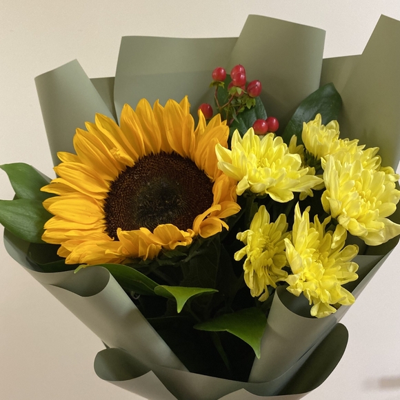Букет из подсолнуха, хризантемы кустовой и хиперикума
