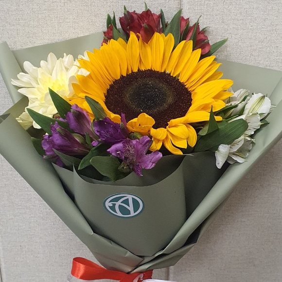 Букет из подсолнуха, кустовой хризантемы и альстромерии микс - S
