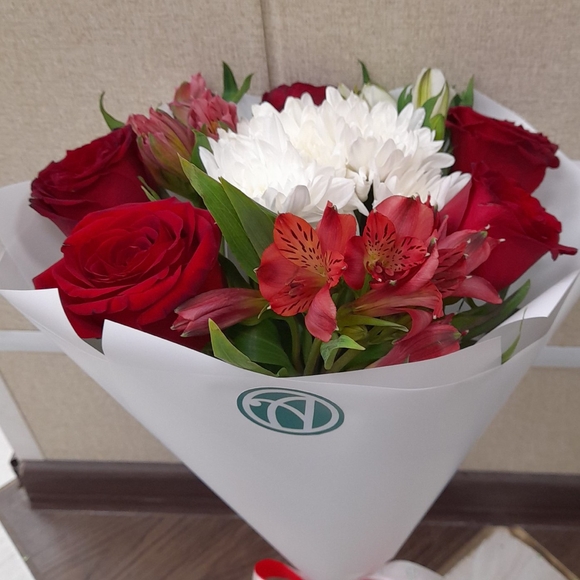 Букет из красных роз, хризантем и альстромерии - S
