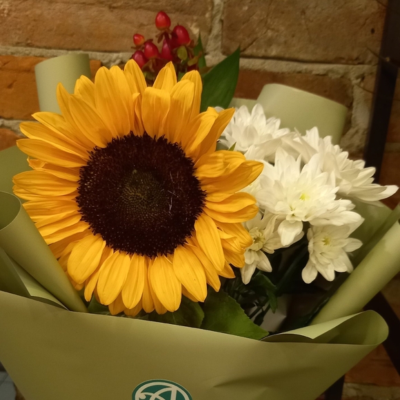 Букет из подсолнуха, хризантемы кустовой и хиперикума