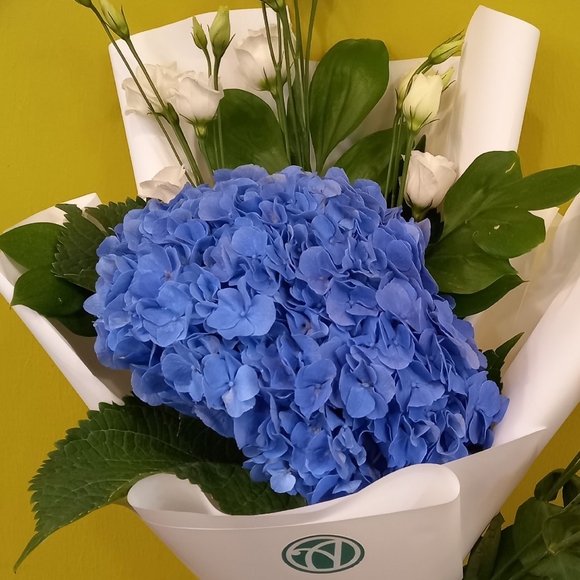 Букет из голубой гортензии и лизиантуса