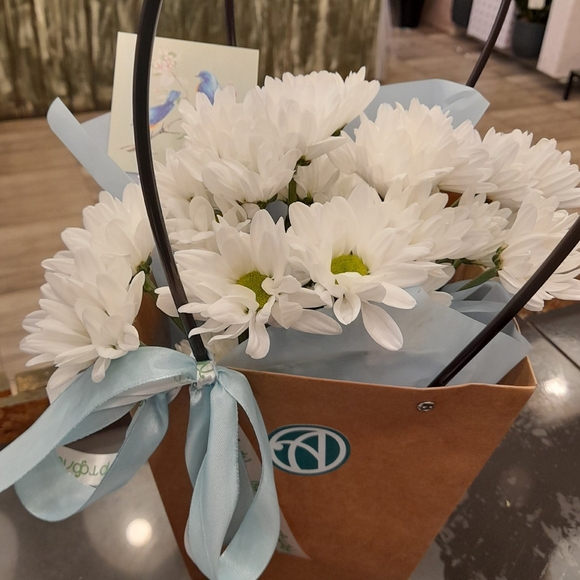 Цветочная сумочка с белой кустовой хризантемой