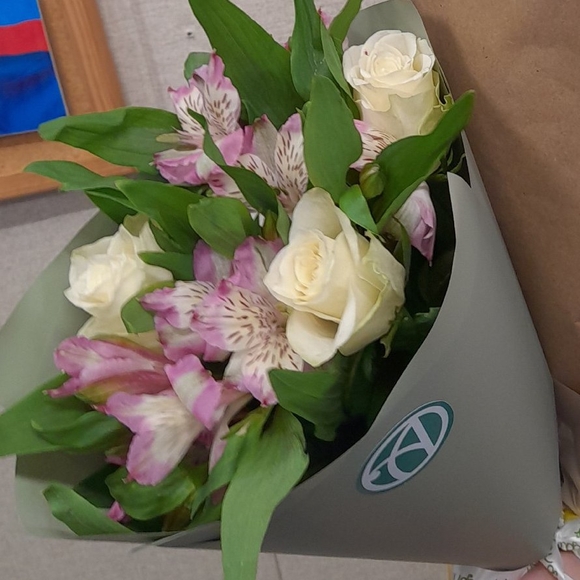 Букет из белых роз 50 см (Кения) и альстромерии микс