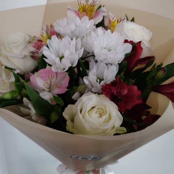 Букет из белых роз, хризантемы и альстромерии микс