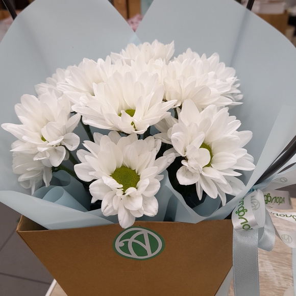 Цветочная сумочка с белой кустовой хризантемой