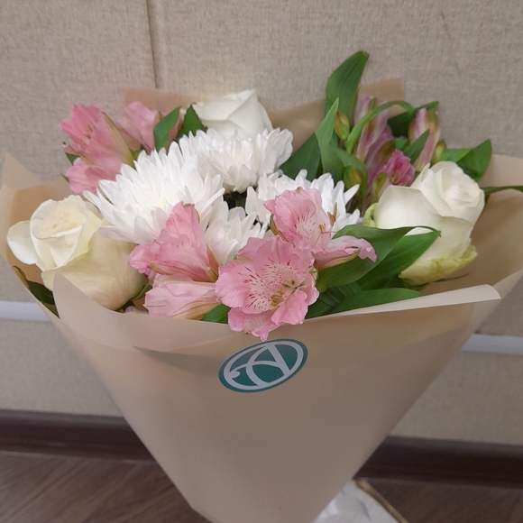 Букет из белых роз, хризантемы и альстромерии микс