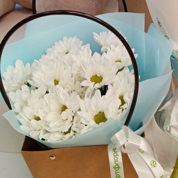 Цветочная сумочка с белой кустовой хризантемой