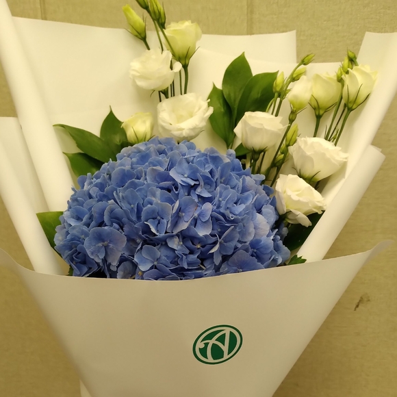 Букет из голубой гортензии и лизиантуса