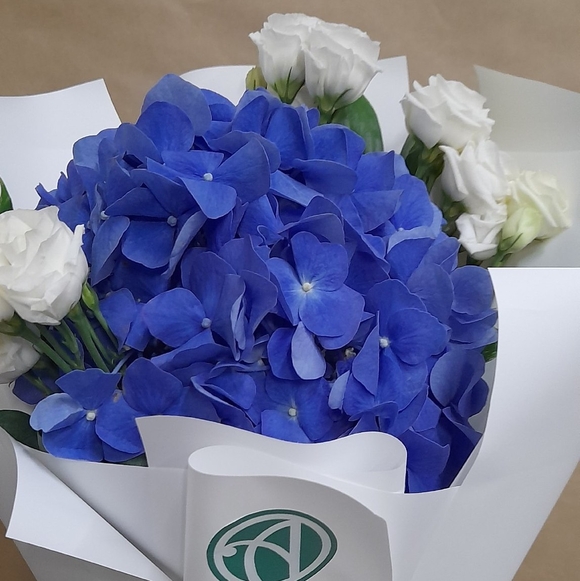 Букет из голубой гортензии и лизиантуса