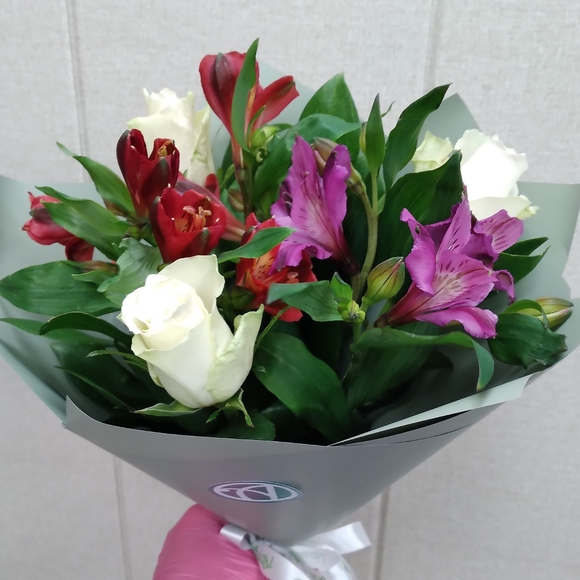 Букет из белых роз 50 см (Кения) и альстромерии микс