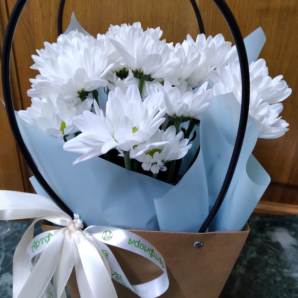 Цветочная сумочка с белой кустовой хризантемой